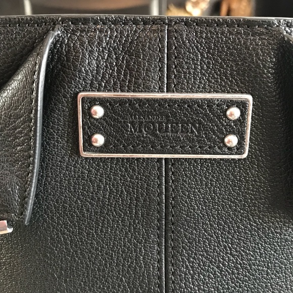 💯%authentic NWT Alexander McQueen blk Caviar bag - Picture 2 of 8